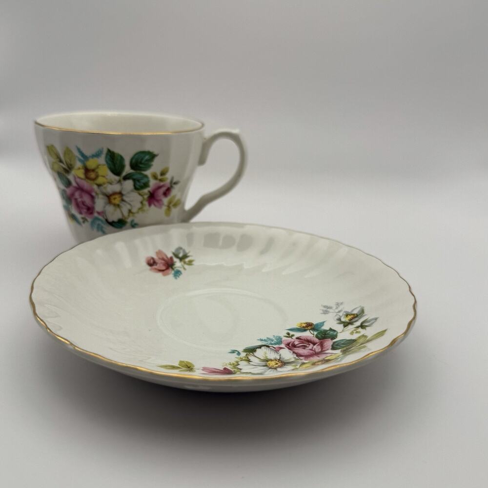 Rare Vintage Aynsley Fine Bone China tea cup and saucer set Gold Trimming - Picture 2 of 7